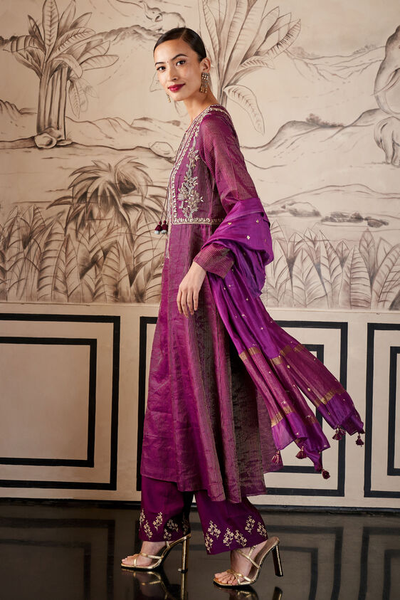 2-suit, image 2